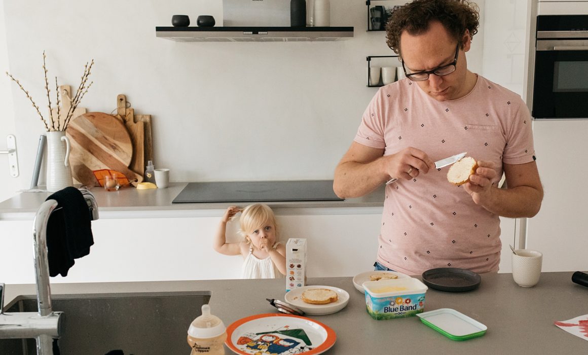 papa smeert boterham voor peuter