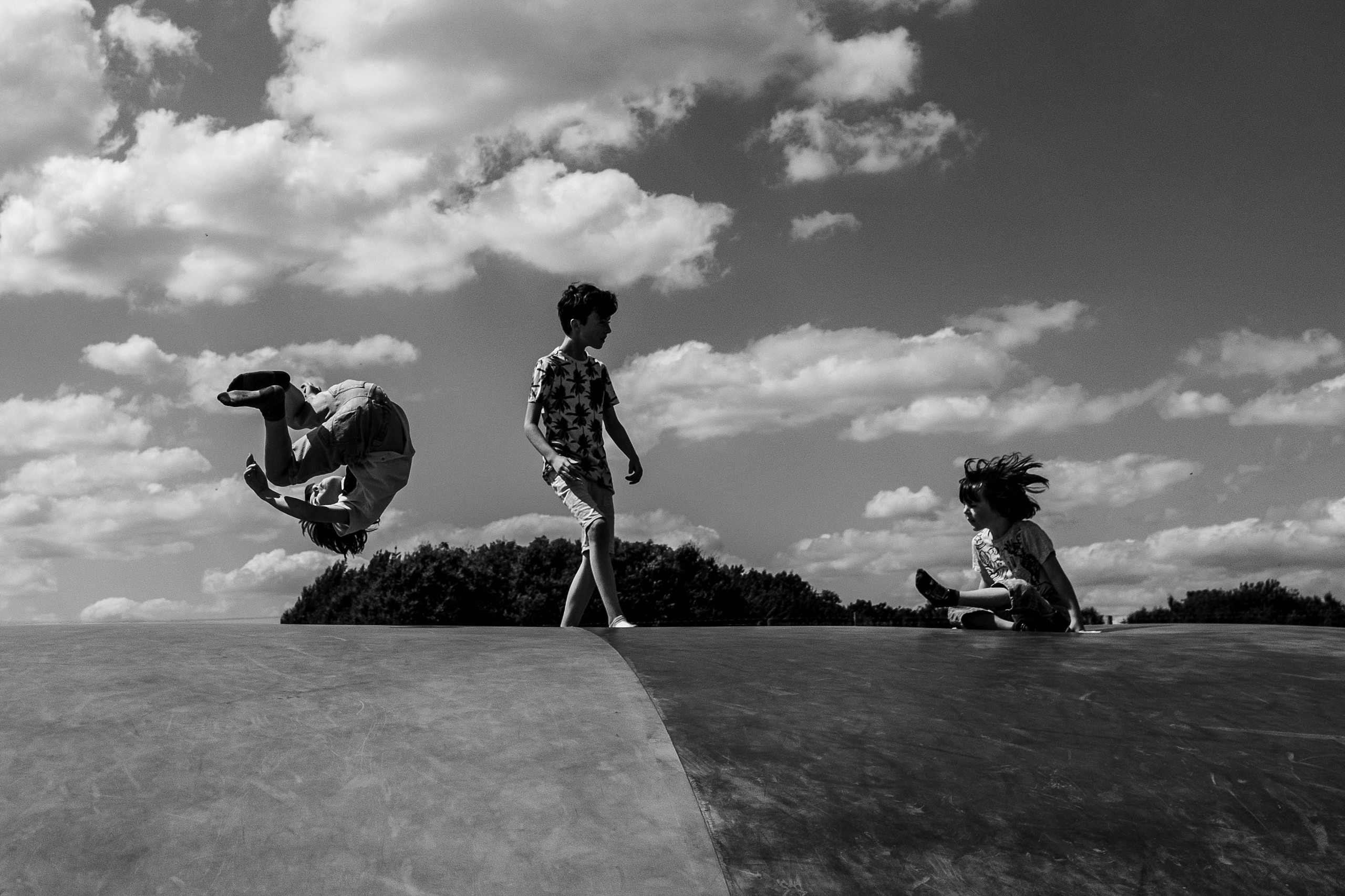 kinderen trampoline springen