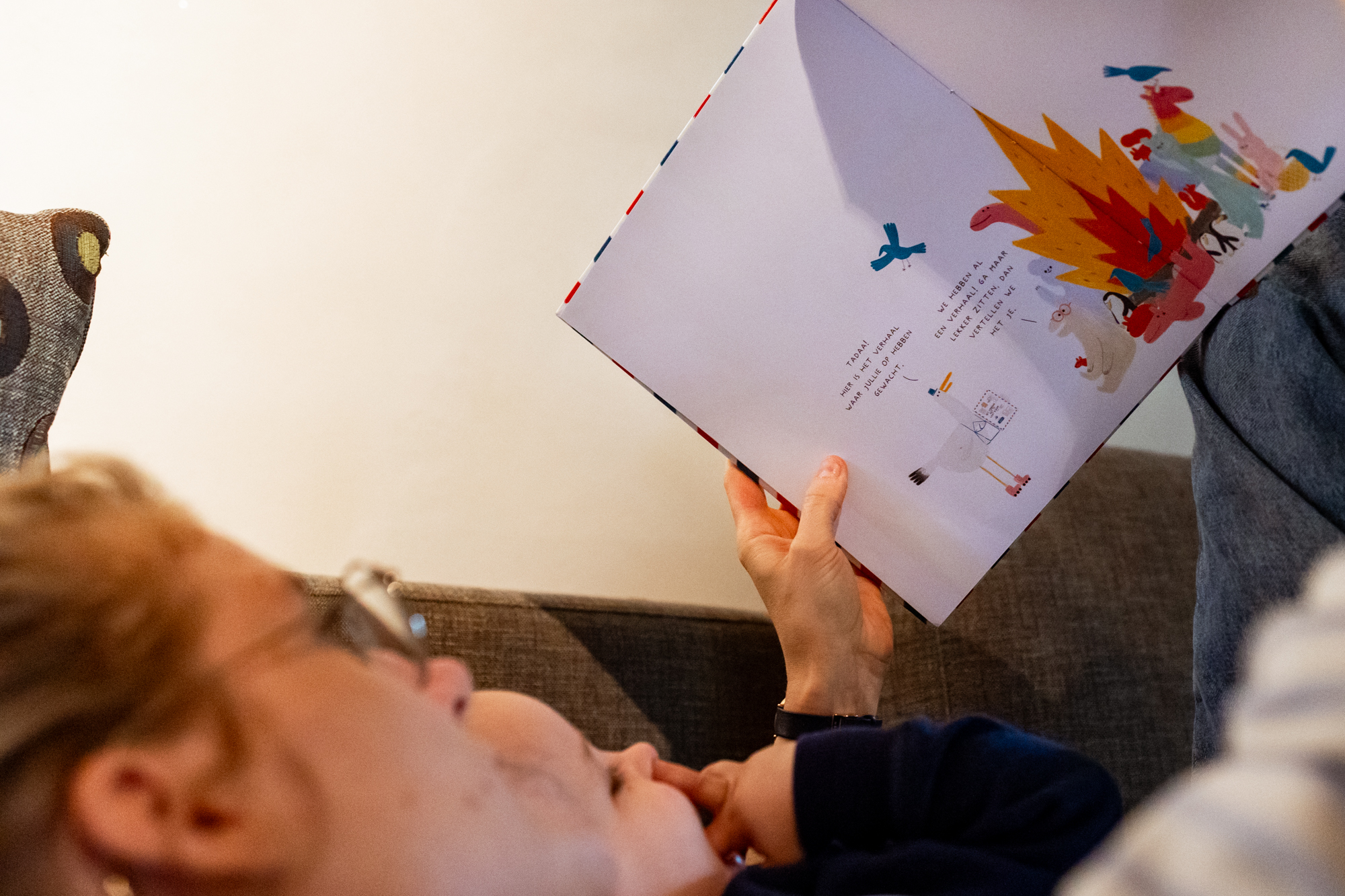 moeder leest prentenboek samen met zoontje